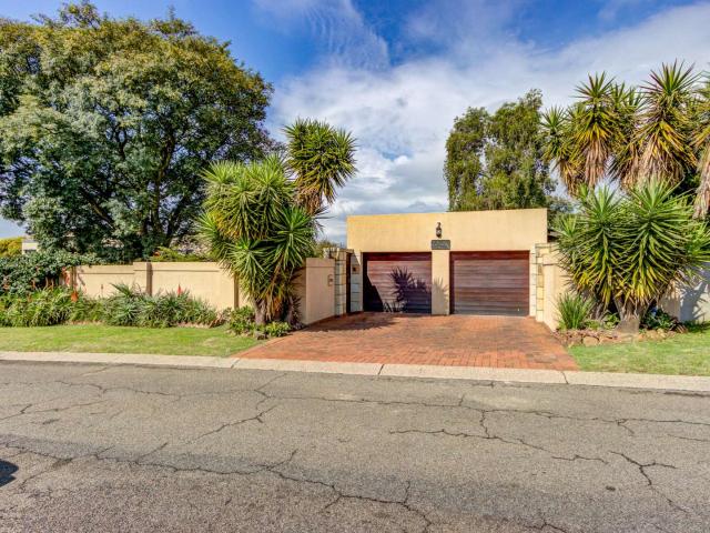 4 Bedroom House For Sale in Van Riebeeck Park