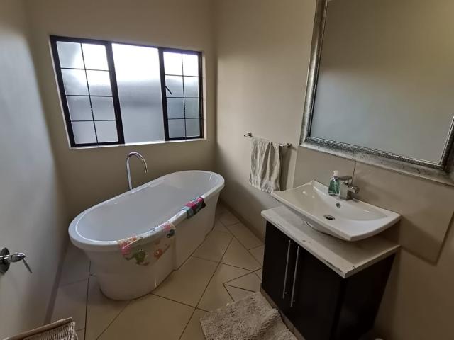 4 Bedroom House For Sale in Vanderbijlpark SE 8