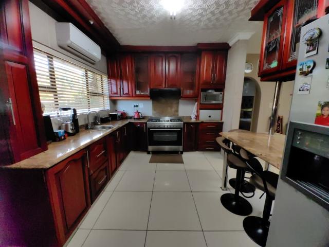 4 Bedroom House For Sale in Veld En Vlei
