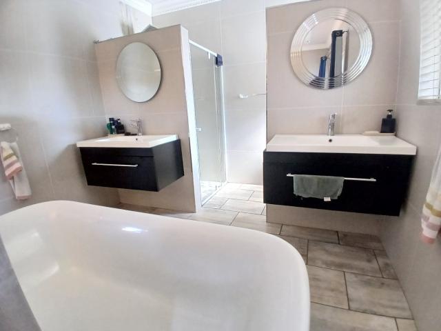 4 Bedroom House For Sale in Verwoerdpark