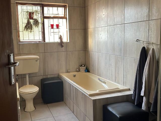 4 Bedroom House For Sale in Vredenburg