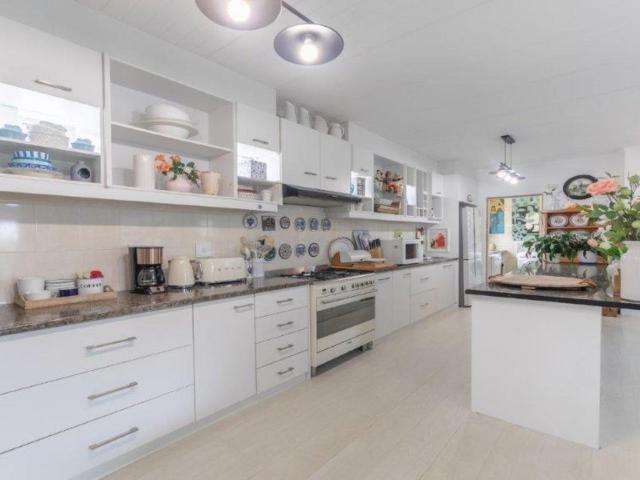 4 Bedroom house for sale in Yzerfontein