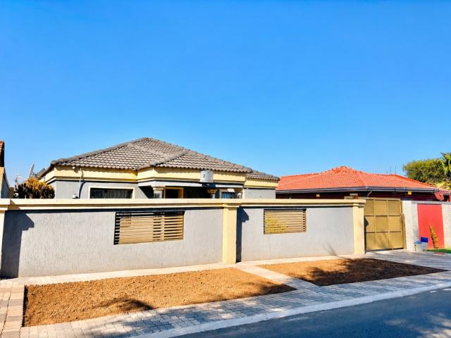4 Bedroom House For Sale in Zakariyya Park