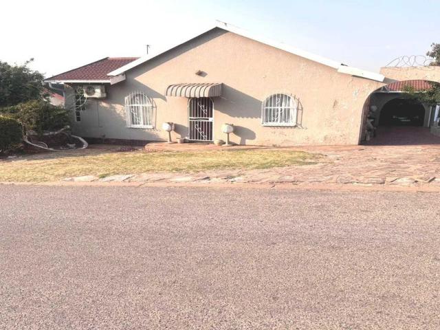 4 Bedroom house for sale in Zakariyya Park, Johannesburg