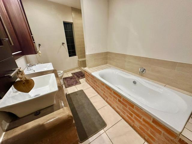 4 Bedroom House For Sale in Zwavelpoort AH
