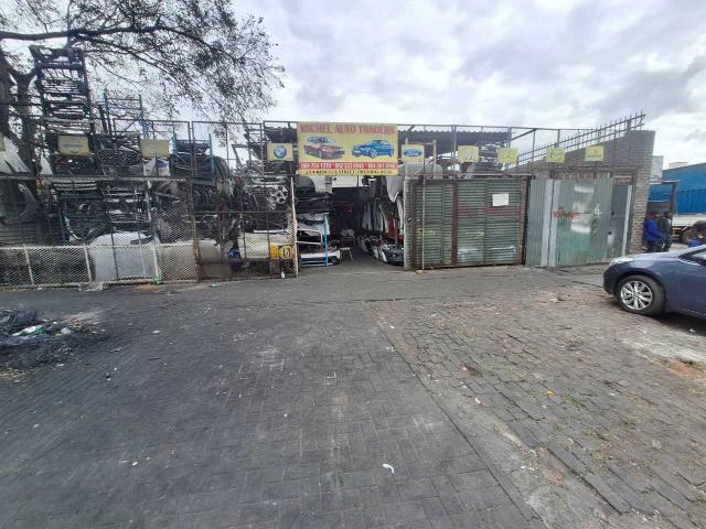 4 BEDROOM HOUSE FOR SALE WITH BUSINESS POTENTIAL AT PRETORIA WEST