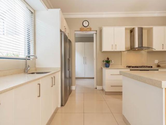4 Bedroom House in Cotswold Downs Estate
