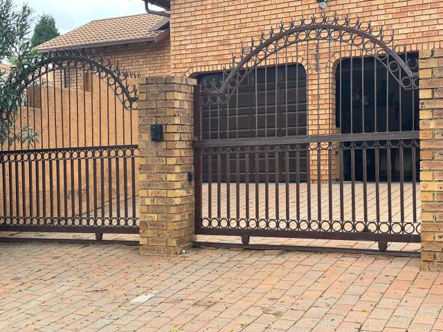 4 Bedroom House in Country View