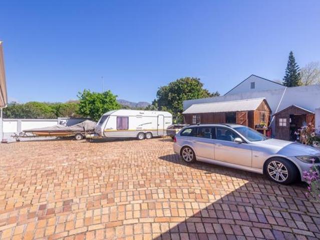4 Bedroom House in Constantia
