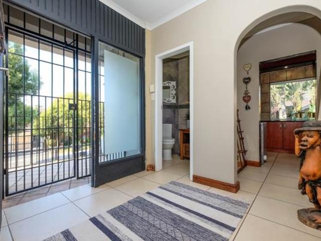 4 Bedroom House in Constantia Kloof