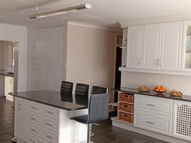4 Bedroom House in Cosmosrand