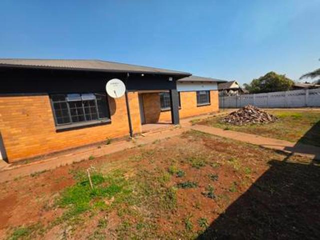 4 bedroom house in clayville east