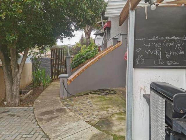 4 Bedroom House in Amandelrug