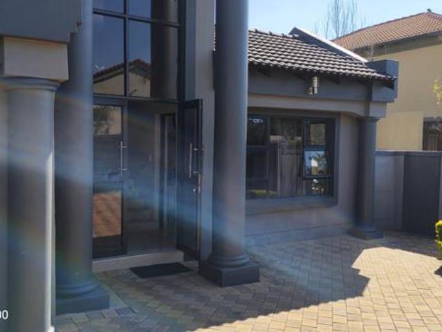 4 Bedroom House in Amberfield Manor