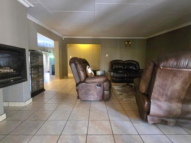 4 Bedroom House in Aerorand