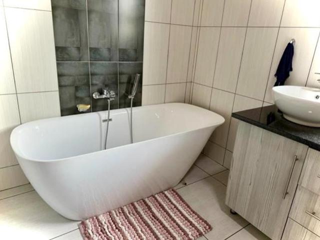 4 Bedroom House in Aerorand