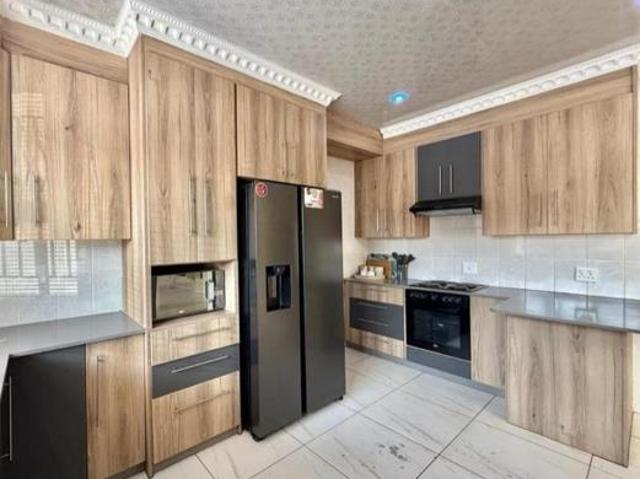 4 Bedroom House in Aerorand