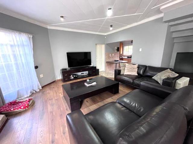 4 Bedroom House in Aerorand
