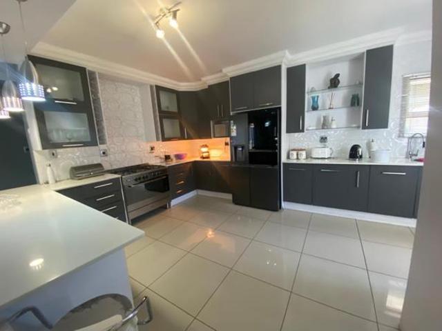 4 Bedroom House in Aerorand