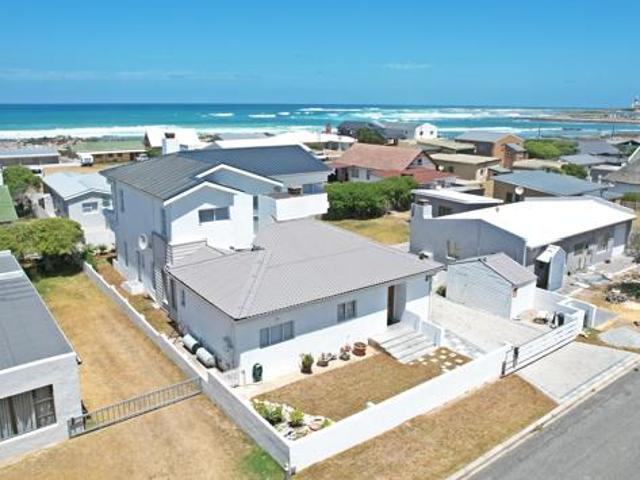 4 Bedroom House in Agulhas