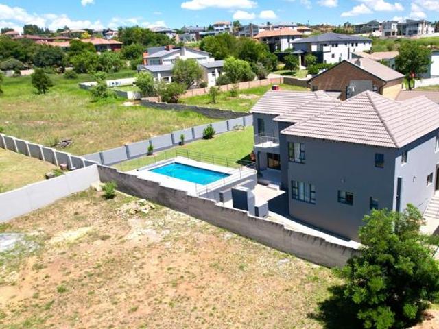 4 Bedroom House in Aqua Vista
