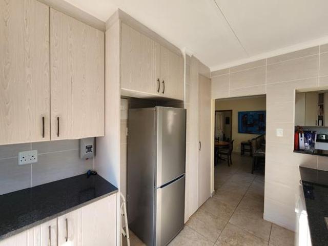 4 Bedroom House in Aston Bay