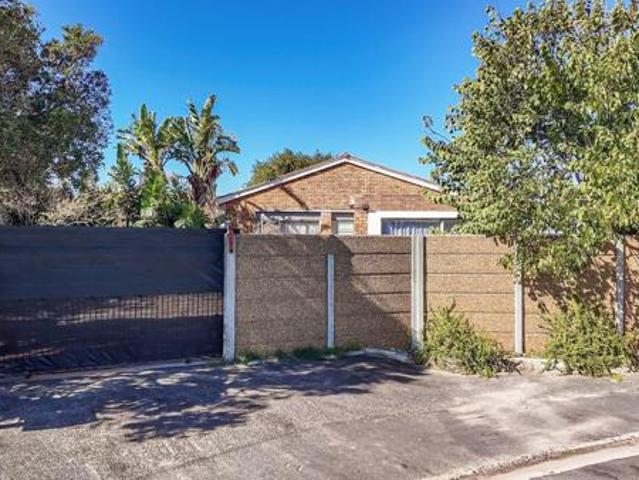 4 Bedroom House in Bothasig