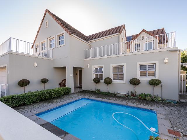 4 Bedroom House in Boschenmeer Golf & Country Estate