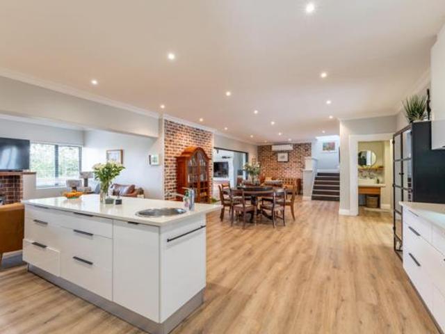 4 Bedroom House in Boschenmeer Golf & Country Estate