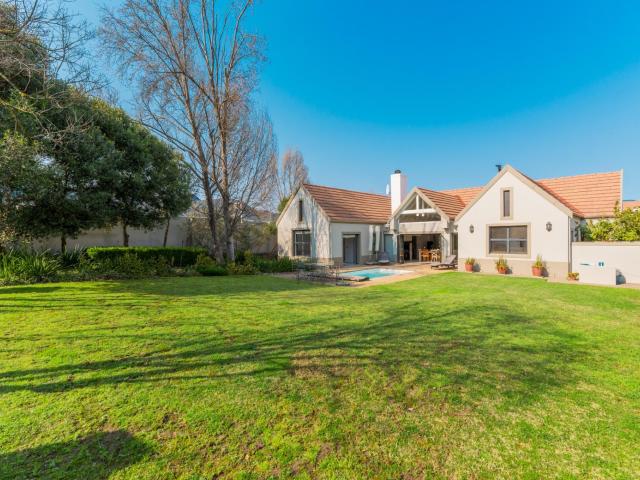 4 Bedroom House in Boschenmeer Golf & Country Estate