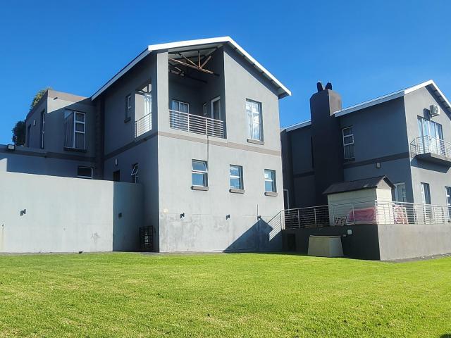 4 Bedroom House in Bankenveld