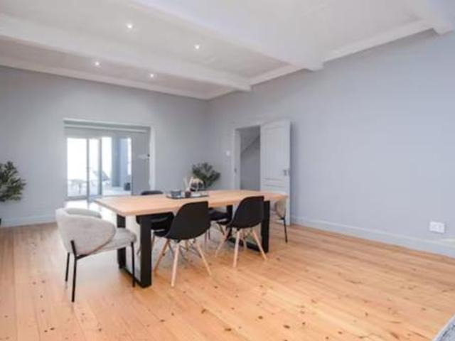 4 Bedroom House in Bantry Bay