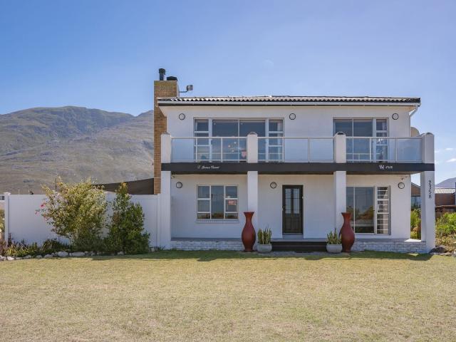 4 Bedroom House in Bettys Bay