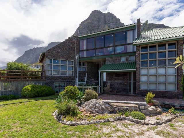 4 Bedroom House in Bettys Bay