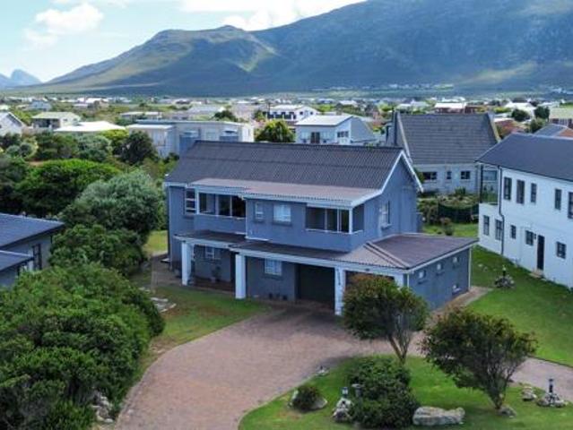 4 Bedroom House in Bettys Bay