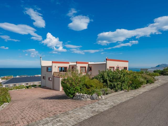 4 Bedroom House in Bettys Bay