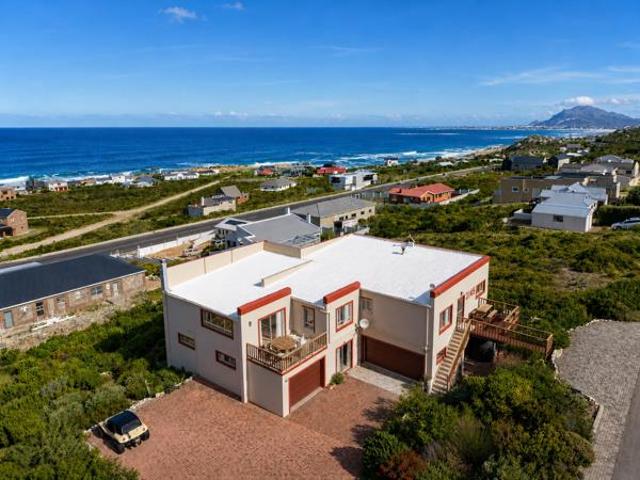 4 Bedroom House in Bettys Bay