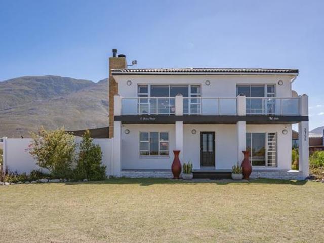 4 Bedroom House in Bettys Bay
