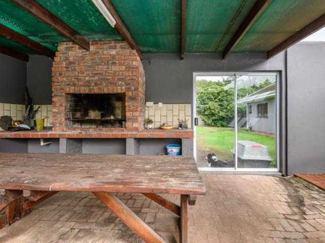 4 Bedroom House in Beverley Grove