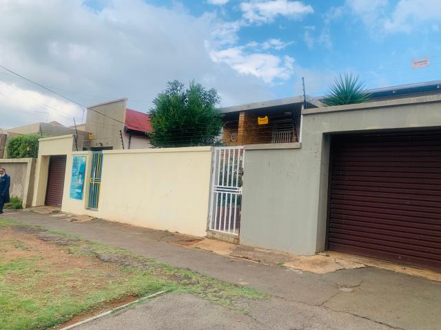 4 Bedroom House in Bezuidenhout Valley