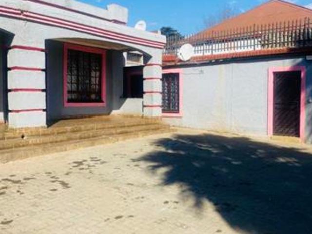 4 Bedroom House in Bezuidenhout Valley