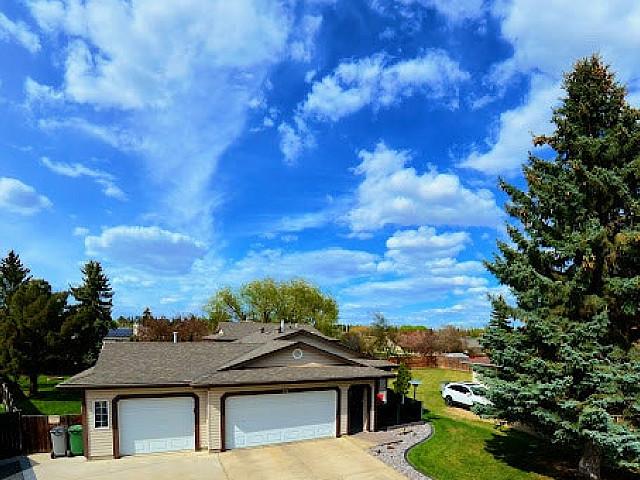 4 Bedroom House In Beaumont, Massive Lot, Triple Garage