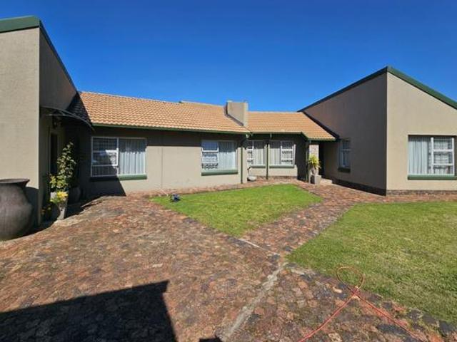 4 Bedroom House in Bergsig