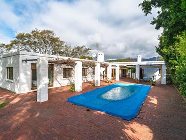 4 Bedroom House in Bergvliet