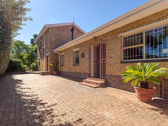 4 Bedroom House in Bergvliet
