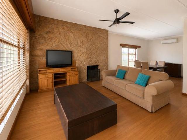 4 Bedroom House in Bergzicht