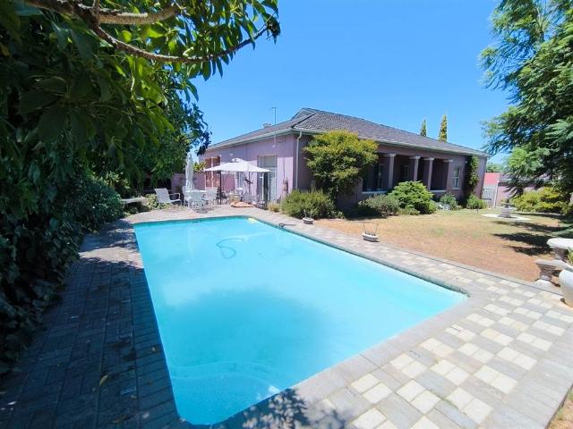 4 Bedroom House in Bergzicht