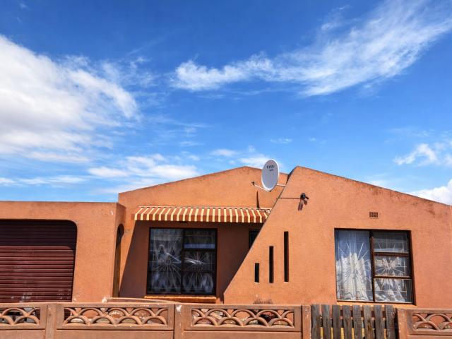 4 Bedroom House in Nooitgedacht