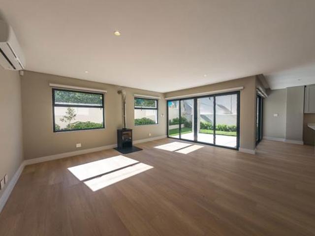 4 Bedroom House in Bishopscourt Village