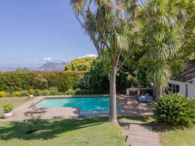 4 Bedroom House in Bishopscourt